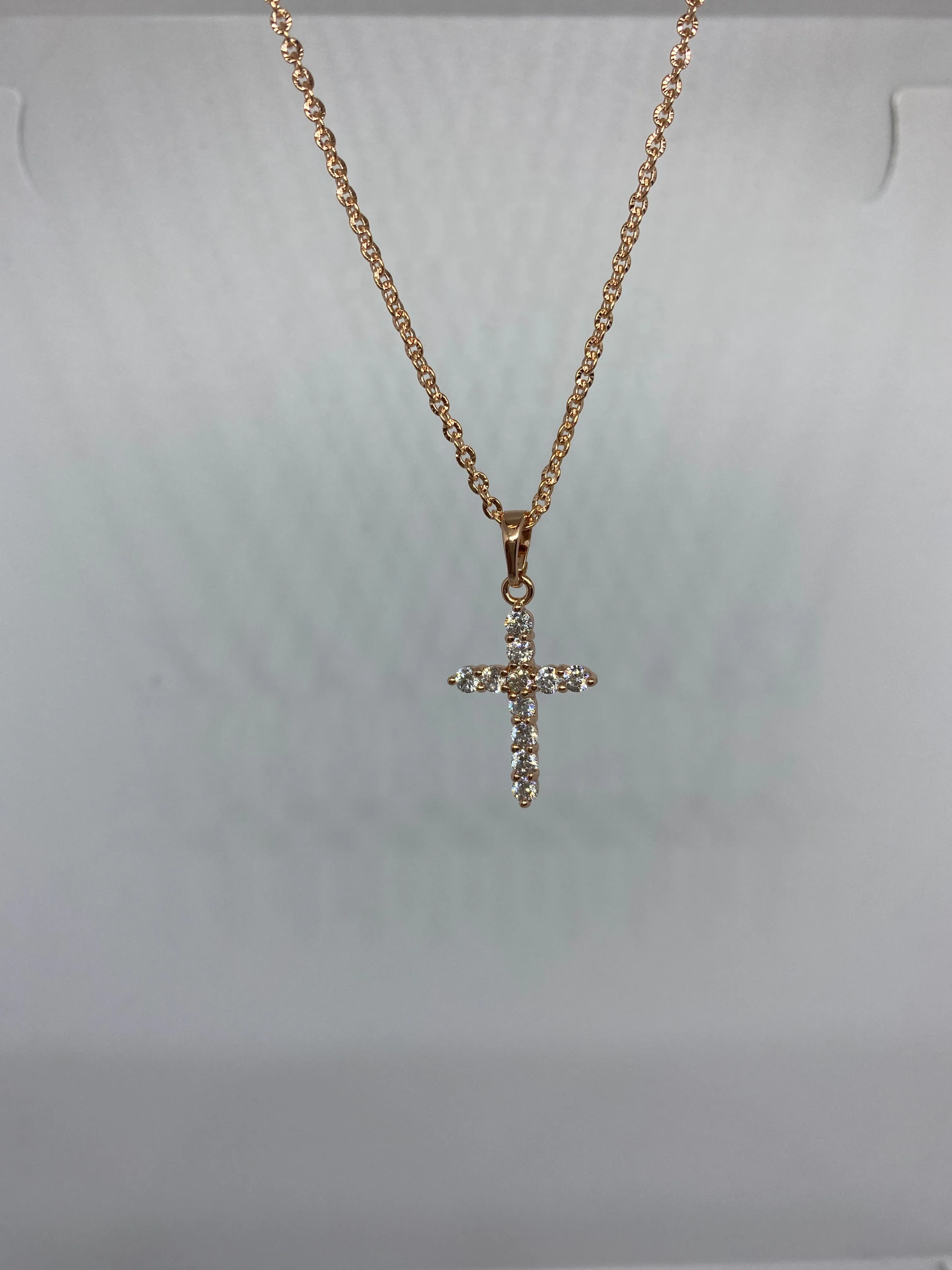 Cross pendant necklace