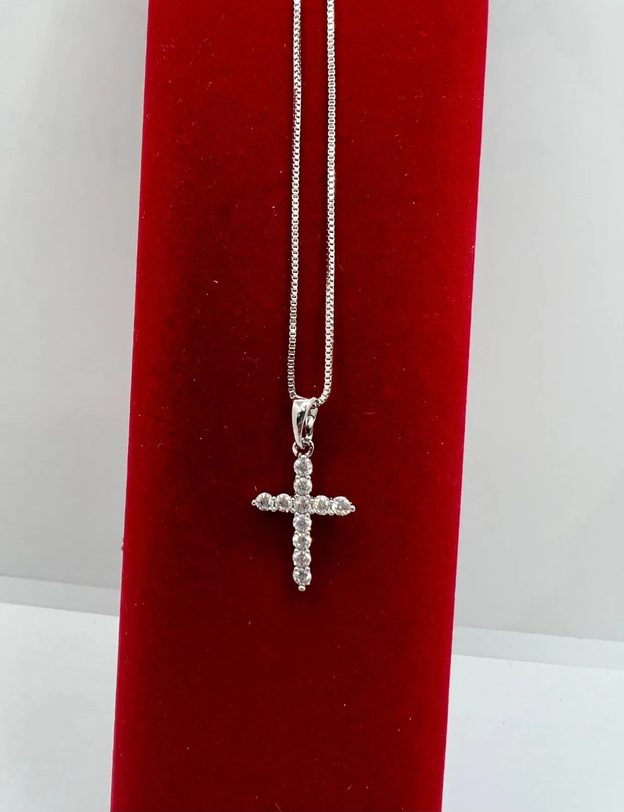 Cross pendant necklace